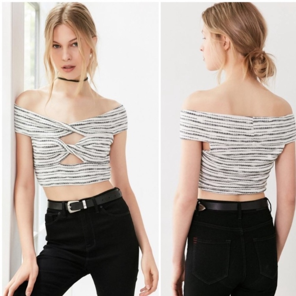 🕸️ Urban Outfitters Twist Front Off The Shoulder Crop Top